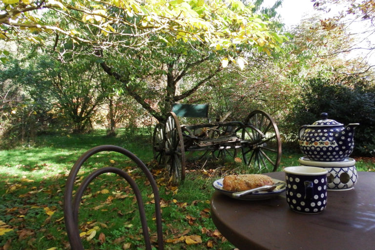 Teestunde im Herbstgarten