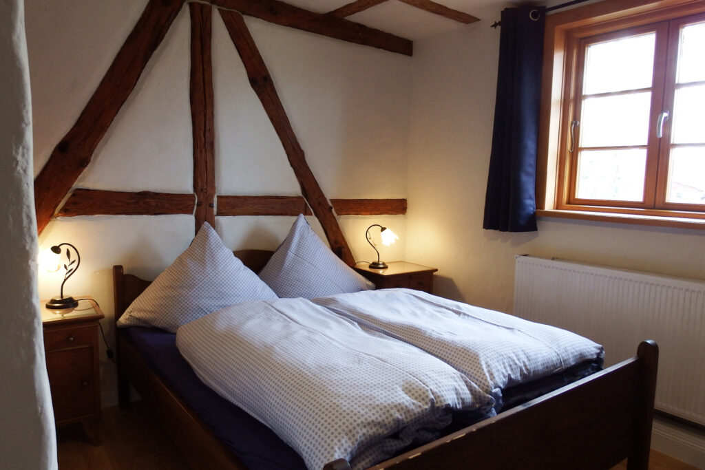 Schlafzimmer mit 1,40m breitem Doppelbett
