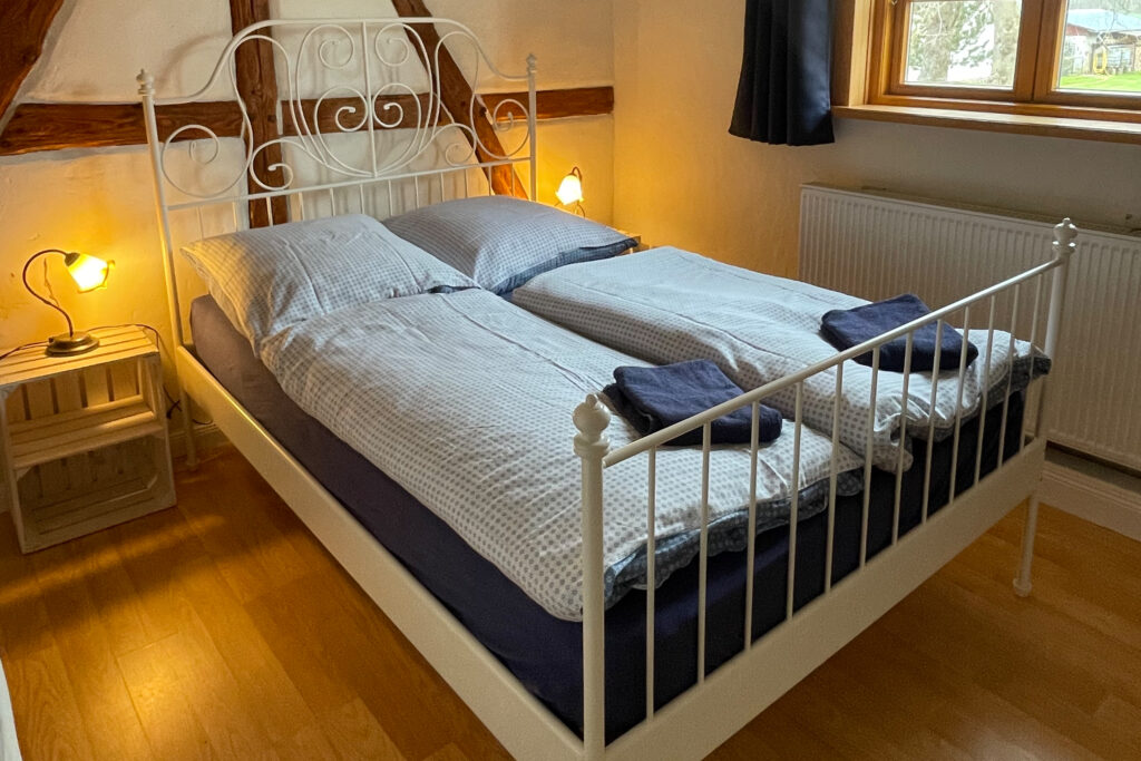 Schlafzimmer mit 1,40m Bett